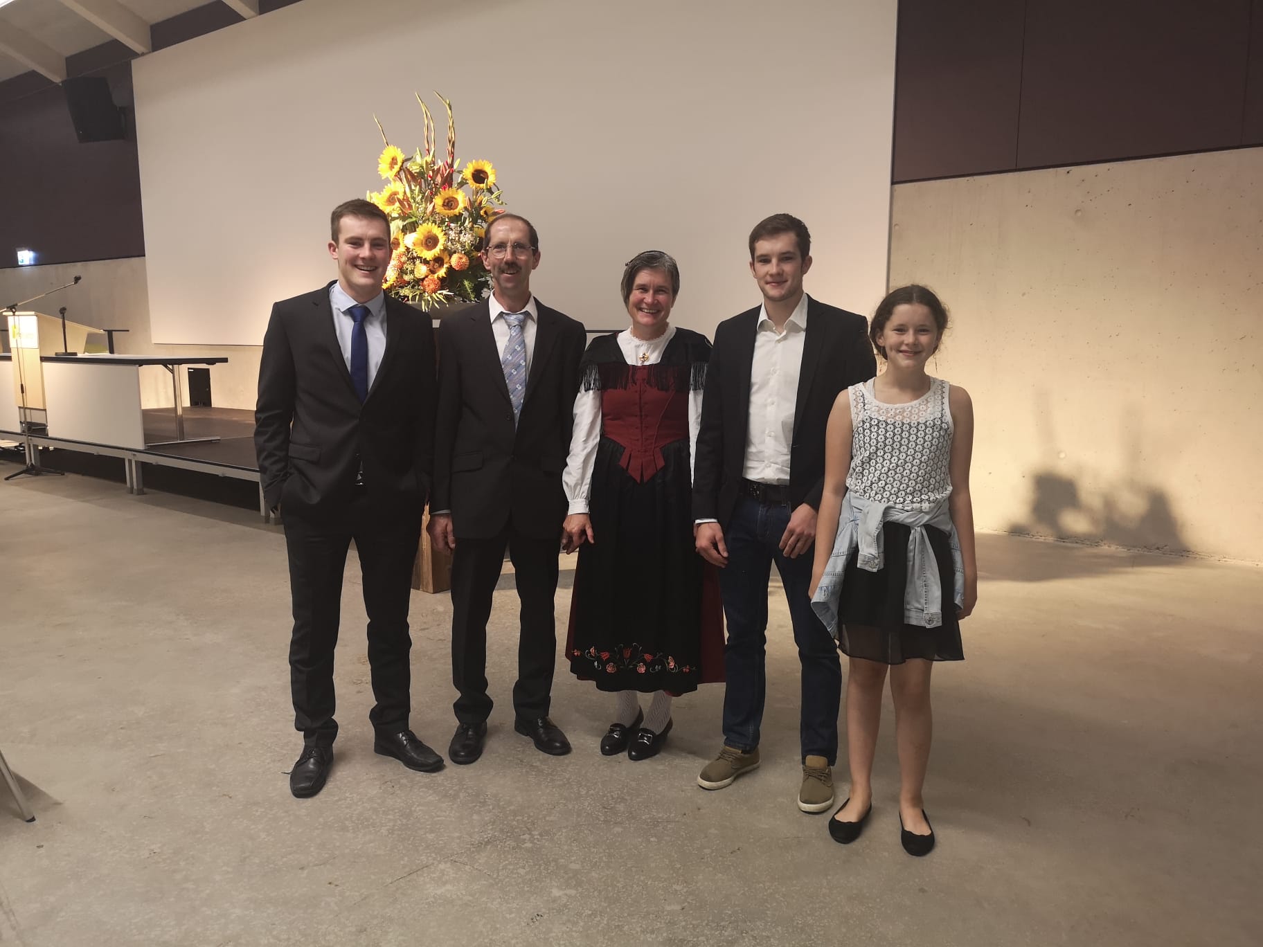 Familie Gabathuler-Risch auf ihrem Hof in Fläsch